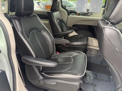 Certified 2023 Chrysler Pacifica Limited image 33