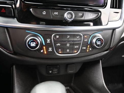 Used 2023 Chevrolet Traverse RS image 30