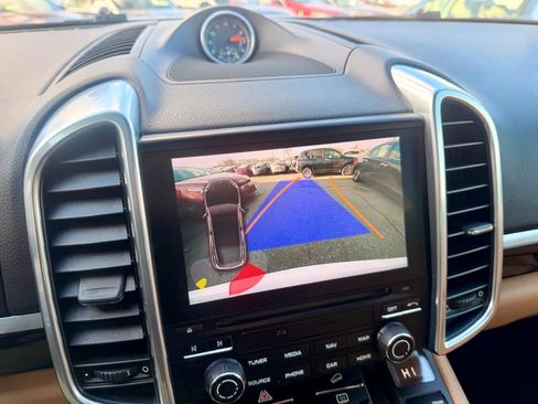 Used 2018 Porsche Cayenne Platinum Edition image 19