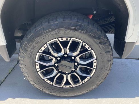 Used 2022 GMC Sierra 3500 Denali w/ Denali Ultimate Package AWD/4WD image 8