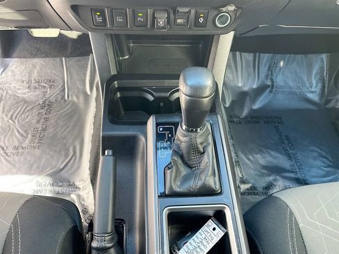 Used 2020 Toyota Tacoma TRD Off-Road w/ Technology Package AWD/4WD image 17