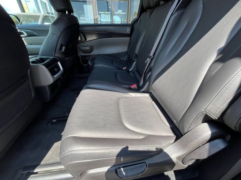 Used 2026 Kia Carnival FWD image 28