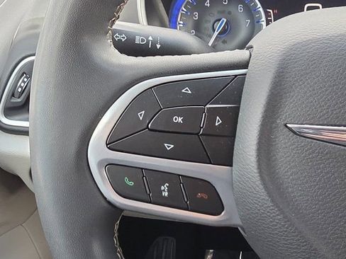 Used 2023 Chrysler Pacifica Touring-L FWD image 30