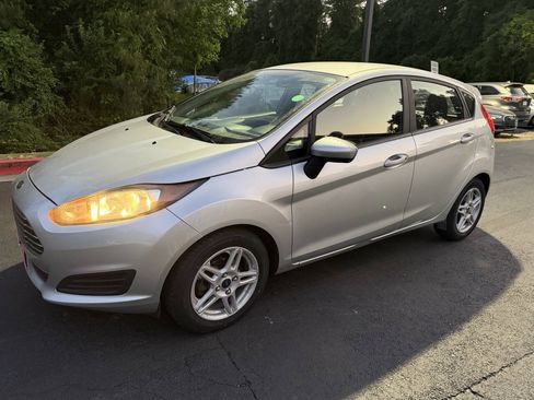 Used 2018 Ford Fiesta SE FWD image 2
