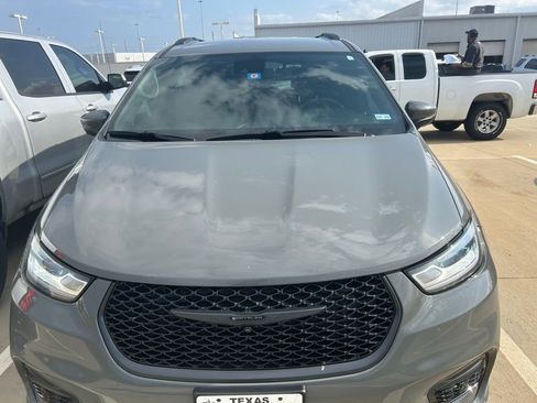 Used 2023 Chrysler Pacifica Touring-L w/ S Appearance Package image 15