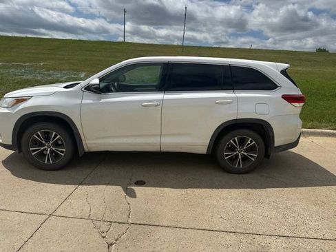 Used 2018 Toyota Highlander LE AWD/4WD image 15