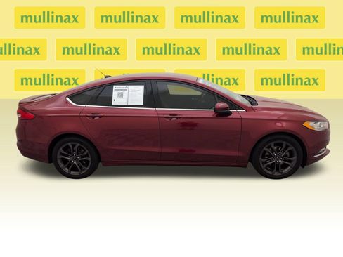 Used 2018 Ford Fusion SE w/ Equipment Group 201A FWD image 2