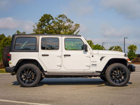 Used 2023 Jeep Wrangler Unlimited Sahara w/ Cold Weather Group AWD/4WD image 8