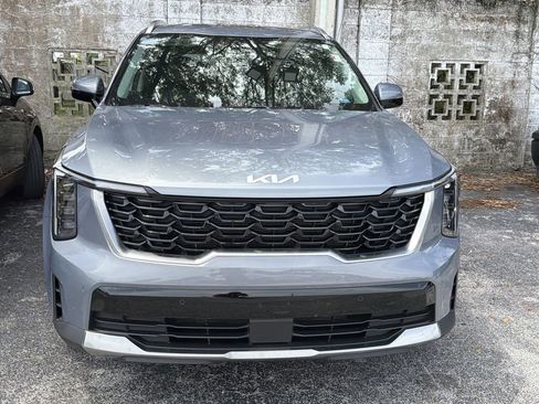 Certified 2025 Kia Sorento S FWD image 2