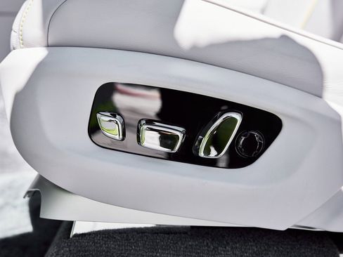 Used 2024 Rolls-Royce Cullinan image 48