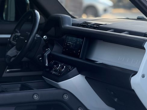 Used 2020 Land Rover Defender 110 First Edition image 13