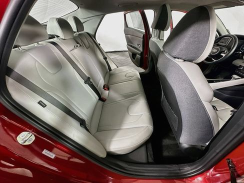 Used 2025 Hyundai Elantra Limited FWD image 11