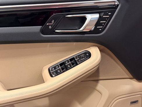 Certified 2025 Porsche Macan image 14