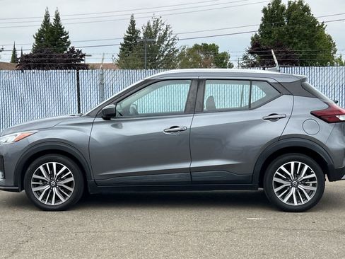 Used 2021 Nissan Kicks SV FWD image 2
