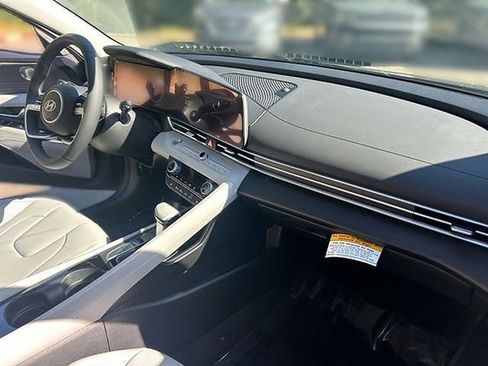 New 2025 Hyundai Elantra Limited image 22