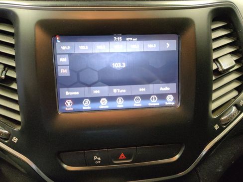 Used 2019 Jeep Cherokee Latitude w/ Popular Appearance Group FWD image 27