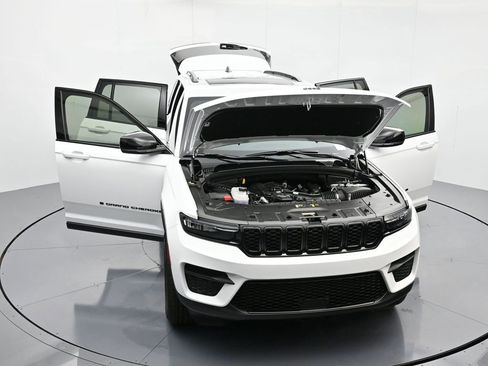 New 2025 Jeep Grand Cherokee Altitude image 44