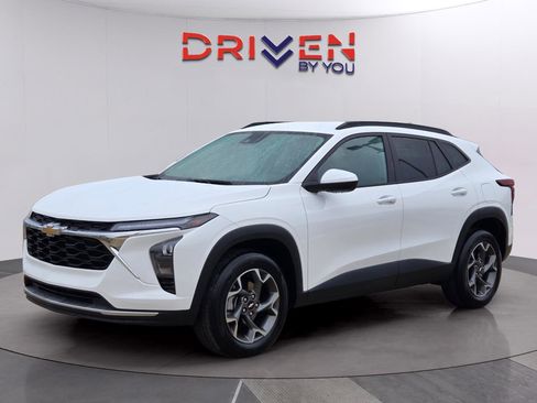 Used 2024 Chevrolet Trax LT image 1