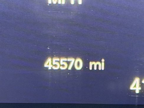 Used 2023 Chrysler Pacifica Touring-L image 15