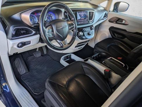 Used 2018 Chrysler Pacifica Touring-L Plus image 10