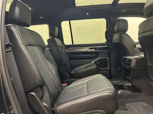 Used 2024 Jeep Wagoneer Series II AWD/4WD image 4