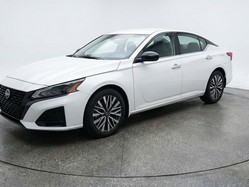 Used 2025 Nissan Altima 2.5 SV image 3
