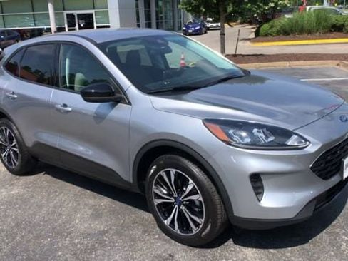 Used 2022 Ford Escape SE w/ SE Sport Appearance Package AWD/4WD image 2