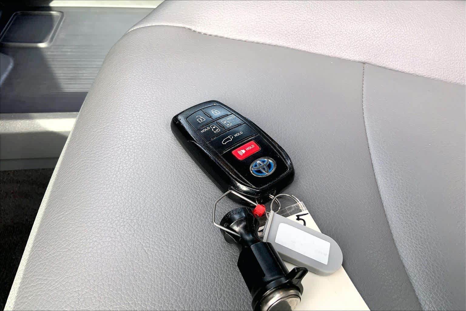 Used 2024 Toyota Sienna XLE FWD image 14