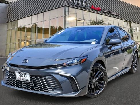 Used 2025 Toyota Camry SE w/ Convenience Package FWD image 1