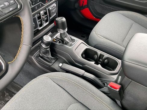 Used 2024 Jeep Gladiator Sport AWD/4WD image 18