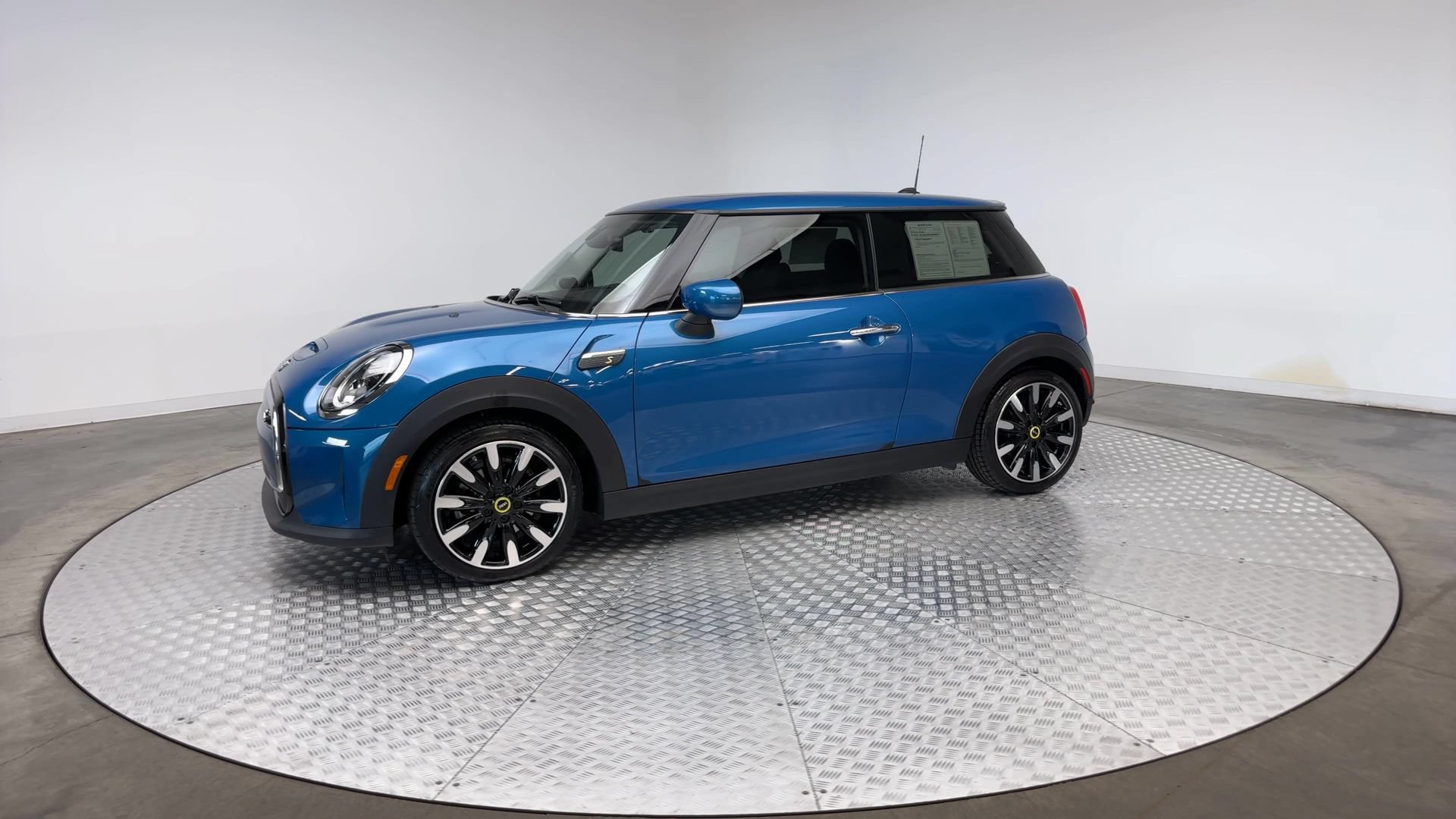 Certified 2024 MINI Cooper SE w/ Signature Upholstery Package FWD image 4