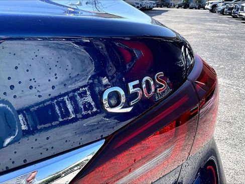 Used 2018 INFINITI Q50 Red Sport 400 w/ Sensory Package (Sport) RWD image 5