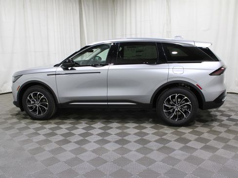Used 2025 Lincoln Nautilus Premier AWD/4WD image 28
