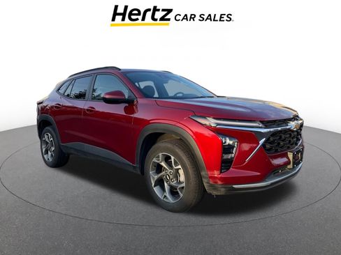 Used 2025 Chevrolet Trax LT image 1