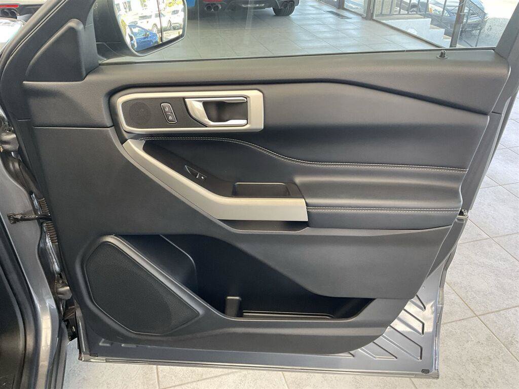 Used 2022 Ford Explorer XLT w/ Equipment Group 202A AWD/4WD image 13