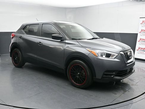 Used 2020 Nissan Kicks S image 2