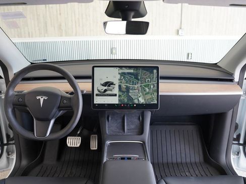 Used 2024 Tesla Model Y Performance AWD/4WD image 17