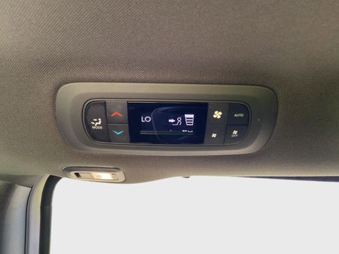 Used 2025 Chrysler Pacifica Limited FWD image 20