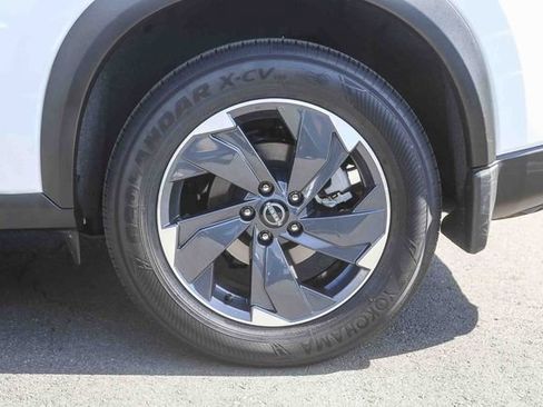 Used 2025 Nissan Rogue SV w/ SV Premium Package image 12