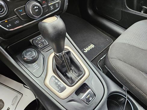 Used 2016 Jeep Cherokee Latitude AWD/4WD image 24