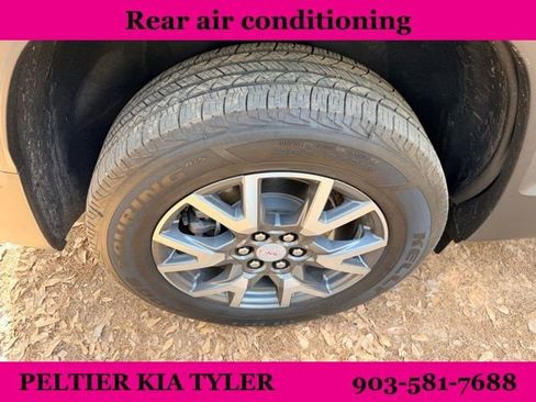 Used 2023 GMC Acadia SLT image 14