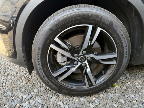 Certified 2023 Volvo XC40 B5 Plus w/ Climate Package image 9