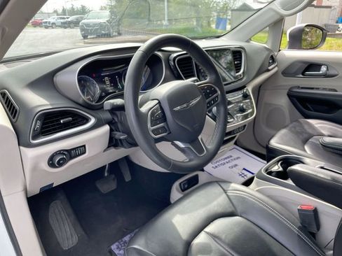 Used 2023 Chrysler Pacifica Touring-L image 11