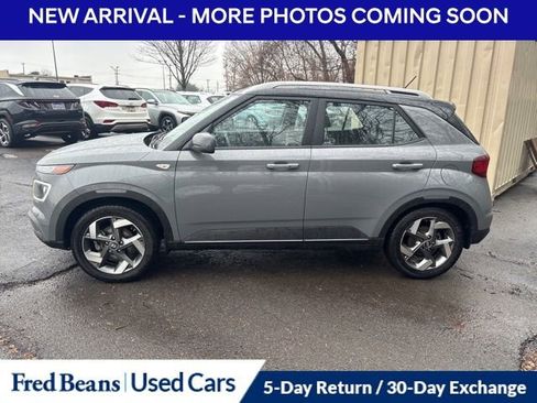 Used 2023 Hyundai Venue Limited image 6