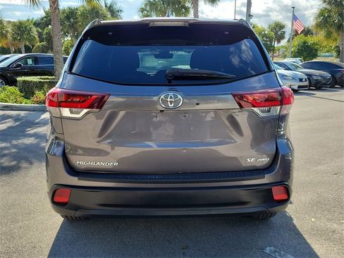 Used 2019 Toyota Highlander SE w/ Carpet Mat Package (TMS) image 5