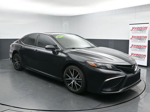 Used 2023 Toyota Camry SE w/ Cold Weather Package FWD image 2