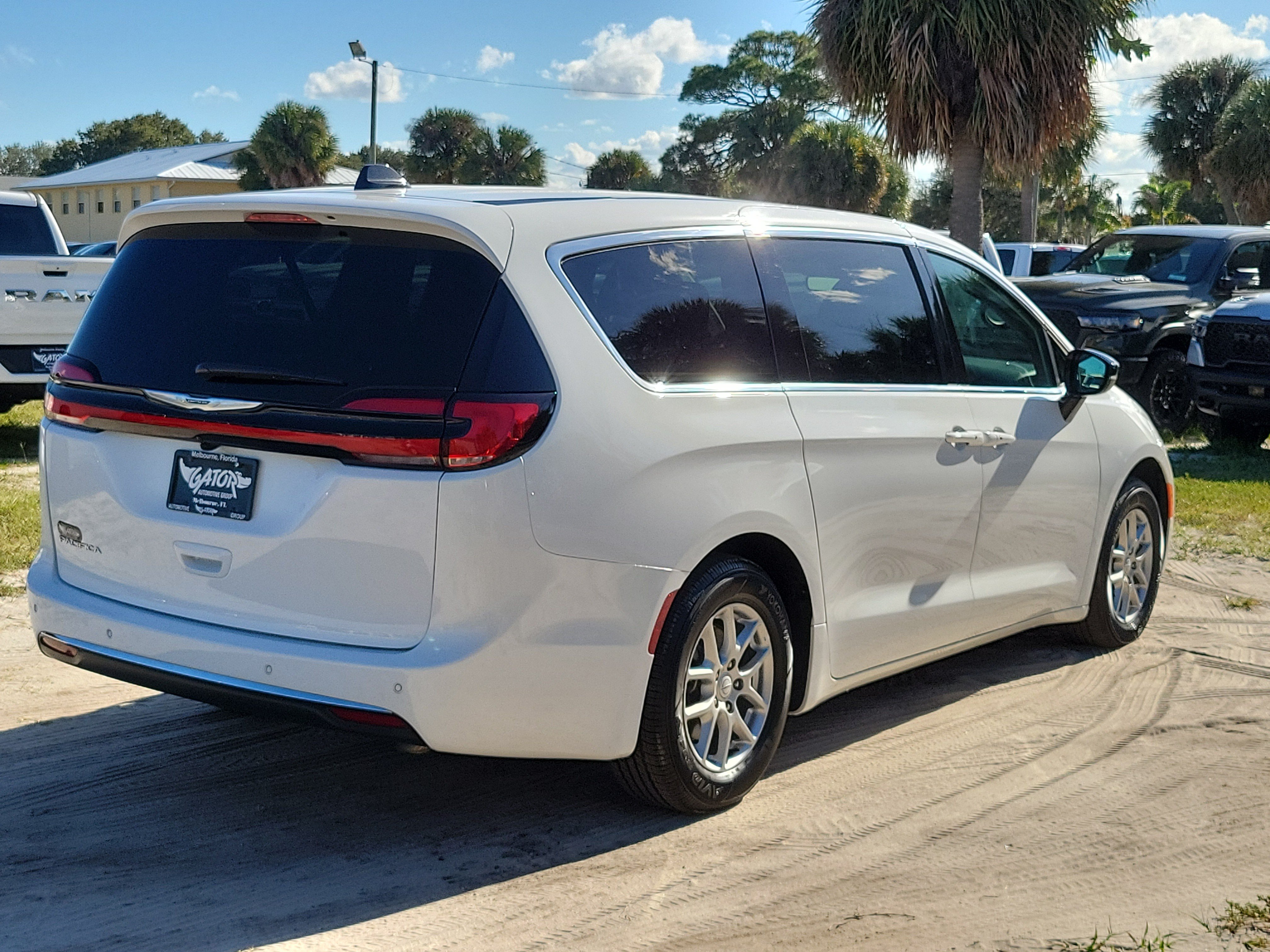 Used 2026 Chrysler Pacifica Select FWD image 4