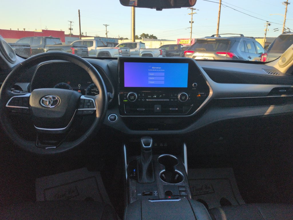 Used 2023 Toyota Highlander Platinum FWD image 12