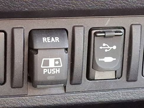 Used 2018 Toyota Tacoma SR5 image 19