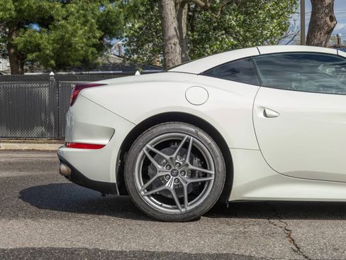 Used 2016 Ferrari California T RWD image 31